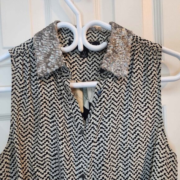 Elizabeth and James Black and White Sleeveless Blouse - Picture 3 of 12